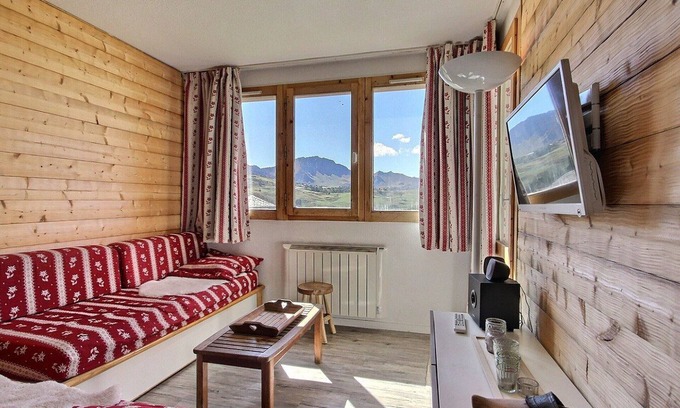 Belle Plagne Apartment | Cozy apartment for 6, ski-in/ski-out, near shops, with terrace and washing machine