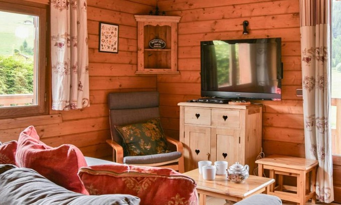 Le Chinaillon Ski Chalet | Cozy chalet, 4 bedrooms, 8 ppl, near shops, terrace, parking, WiFi