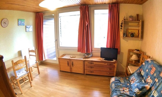 Les Claux Apartment | Cozy Mountain Studio, 4 Sleeps, Near Slopes & Shops, Balcony, Quiet Area