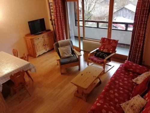 Saint-Jean-dʼAulps Apartment | Duplex cozy 3 pièces, proche des pistes avec piscine et parking - FR-1-573-27