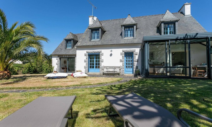 Locquirec House | Holiday Home 'L'hermine - Villa De Charme' with Sea View, Private Terrace and Wi-Fi