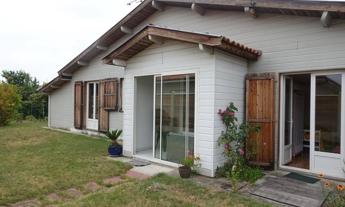 La Teste-de-Buch House | Holiday Home Near the Center with Shared Pool and Private Terrace