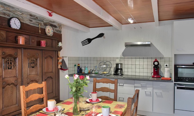 Plomodiern House | Holiday Home 'Ty Malou' with Private Terrace, Private Garden and Wi-Fi