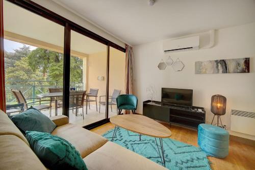 La Croix des Gardes Apartment | IMMOGROOM - 3 Rooms - Renovated - Pool - Air conditioning - Parking -
