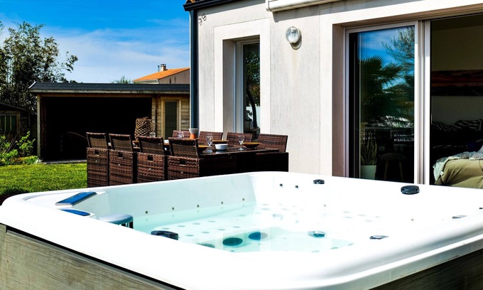 Chateau-d'Olonne Ski Chalet | Recent house, quiet location, Les Sables - sleeps 8
