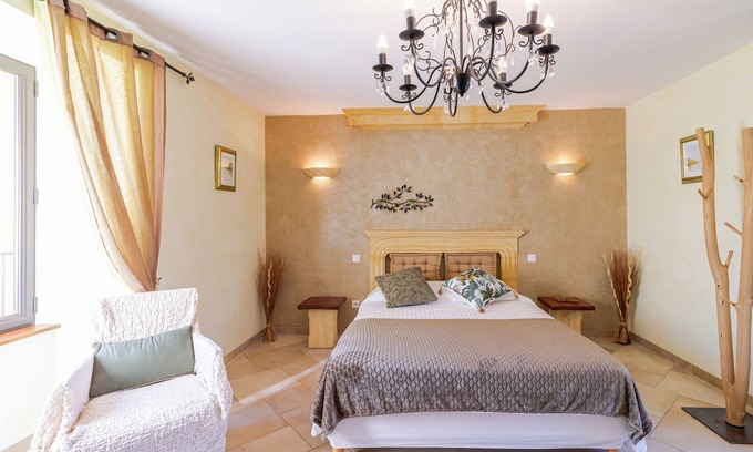 Proissans Bed & Breakfast | Solène Room – Inspired by Nature and Spacious – Shared Pool