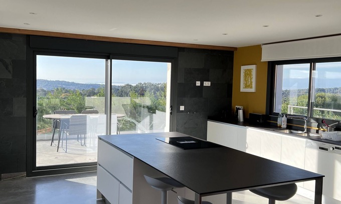 Bedoin House | Spacious new villa in private location near village