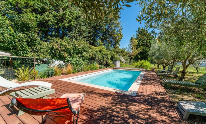 Eygalieres Apartment | Studio 'Le Petit Mas Des Pins' with Shared Pool, Wi-Fi and Air Conditioning