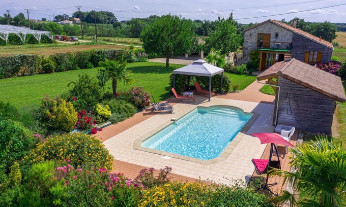 Madaillan Villa | Stunning private villa for 6 people with private pool, WIFI, A/C, TV, terrace and pets allowed