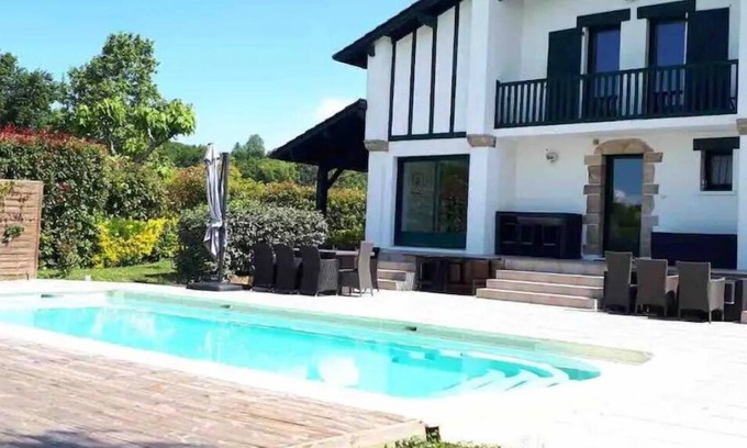 Behobie House | Villa de Standing Avec Piscine au sel