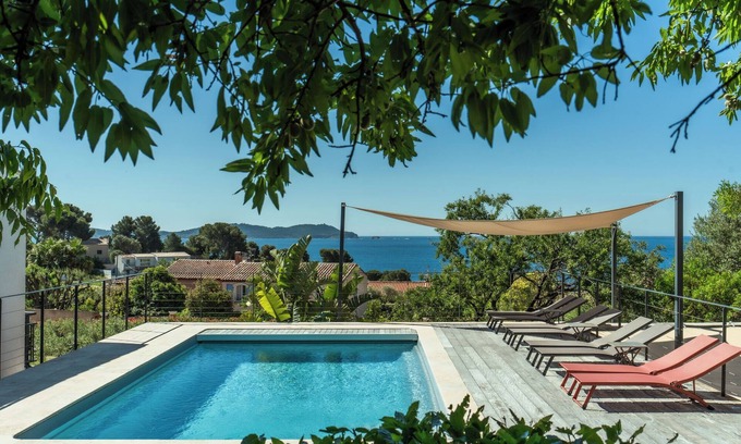 Carqueiranne House | Villa overlooking the sea. The beach, port and shops are all nearby!