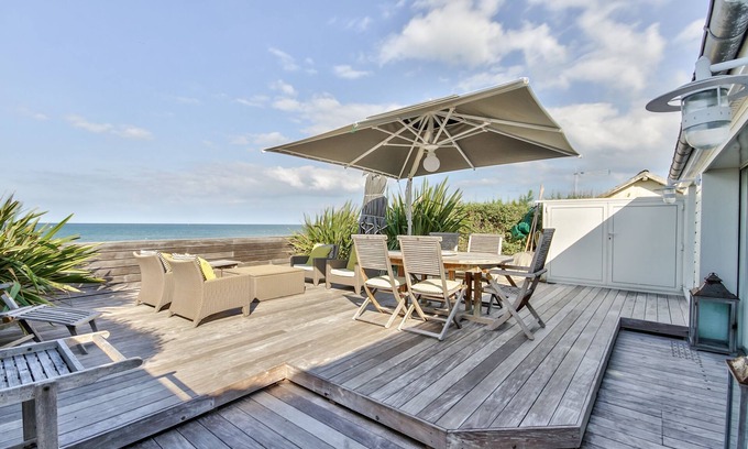 Asnelles House | Waterfront house, large terrace and waterfront - Balcony on Arromanches