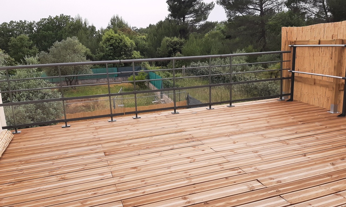 Regusse Apartment | In a private estate, large studio with terrace