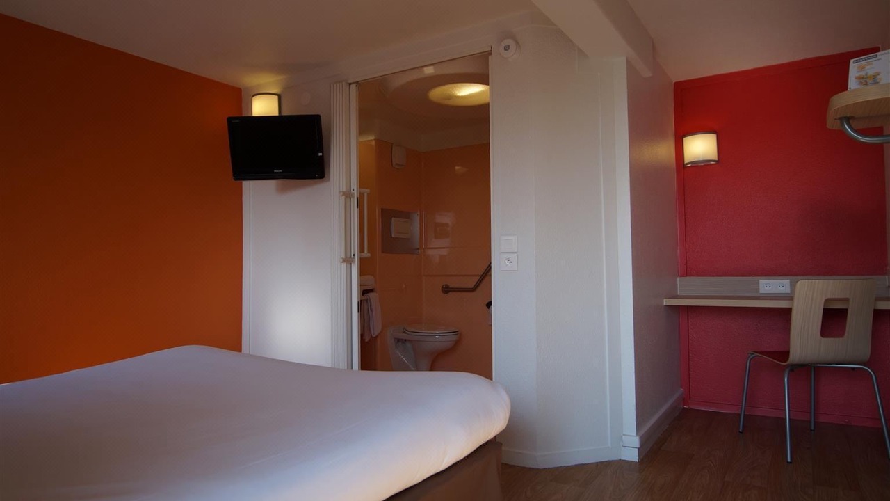 Photo of Bedroom in Saint-Lambert-des-Levees