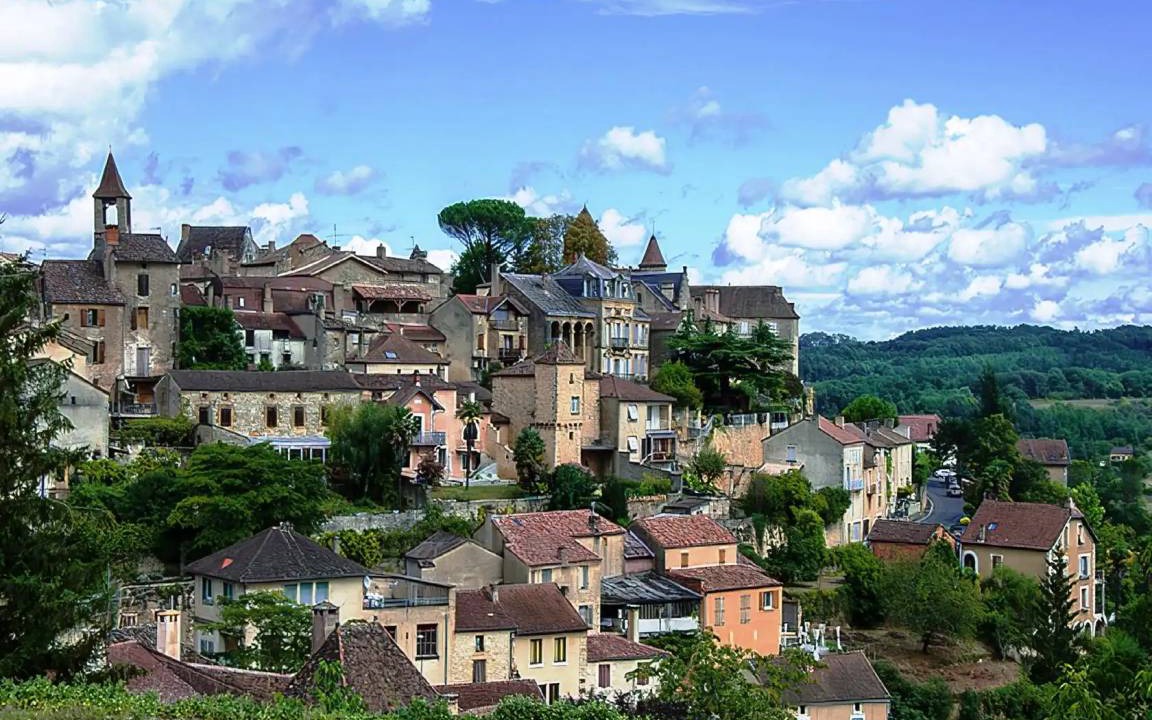 Photo of Buildings in Doissat