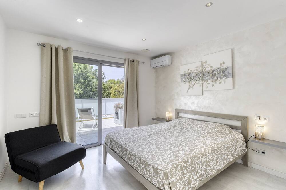 Photo of Bedroom in Neoules