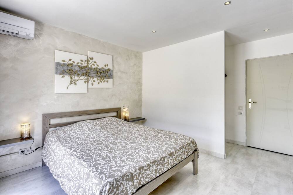 Photo of Bedroom in Neoules