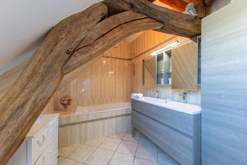 Photo of Bathroom in Courcelles