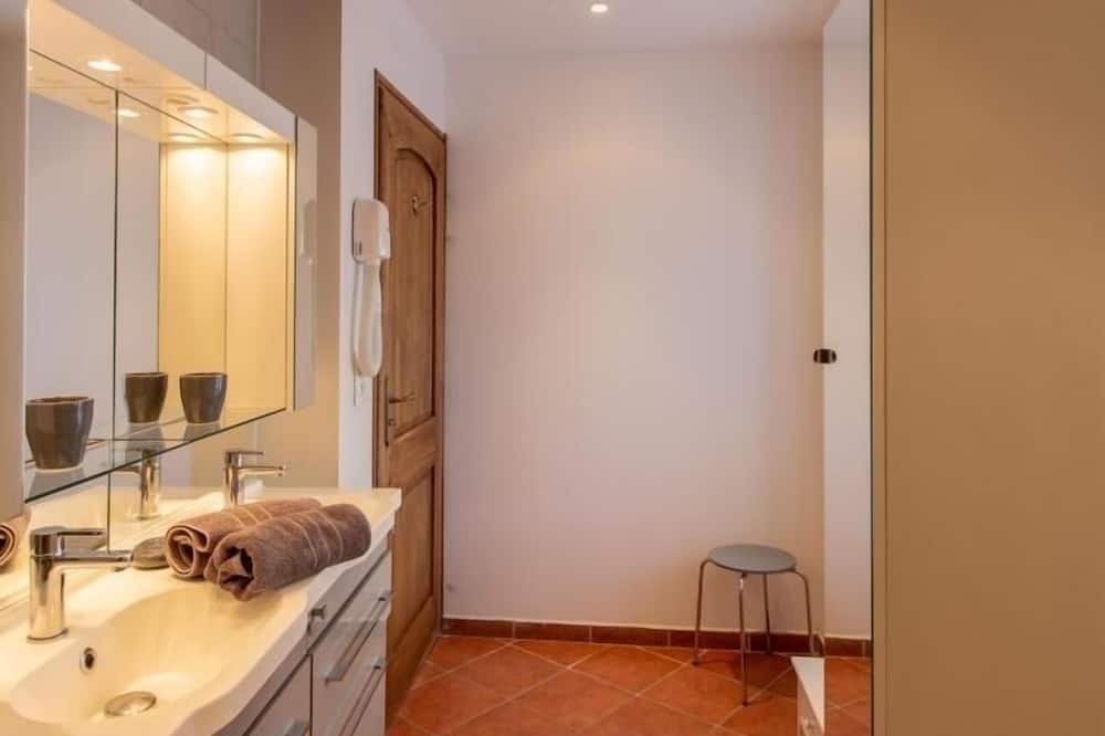 Photo of Bathroom in Courcelles
