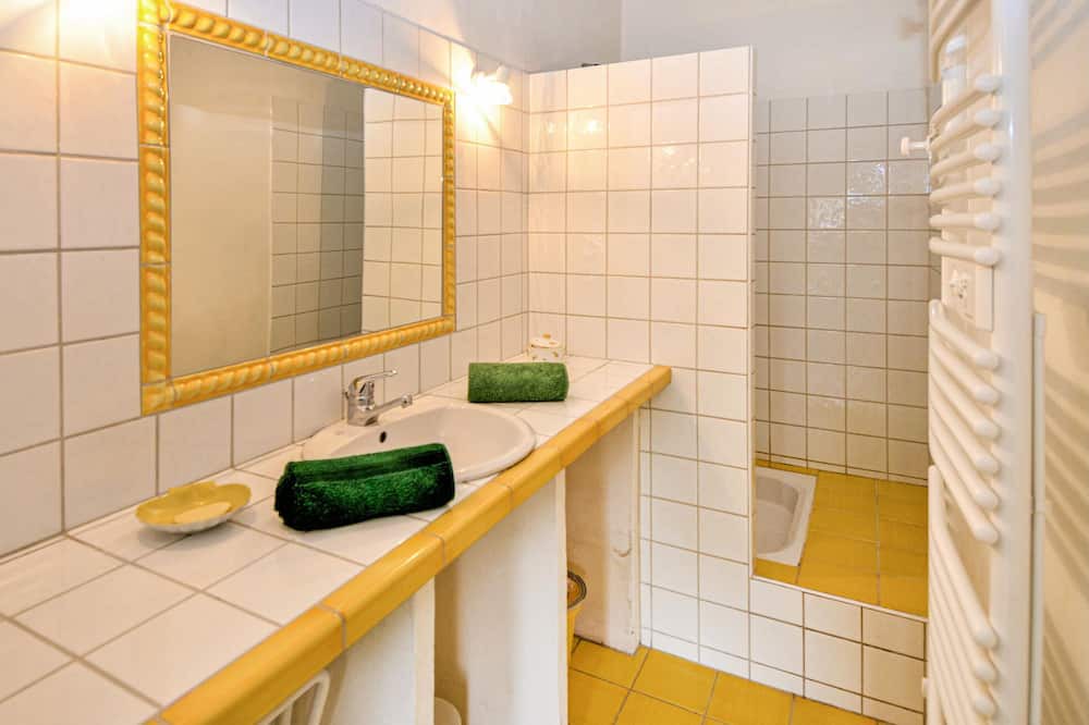 Photo of Bathroom in Violes