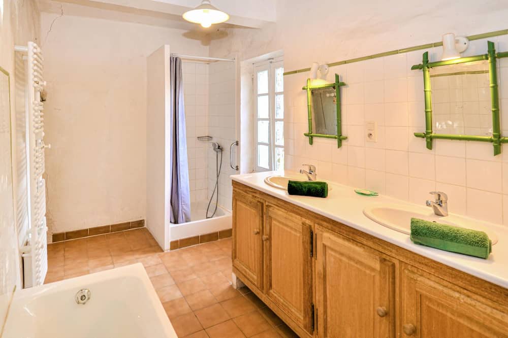 Photo of Bathroom in Violes