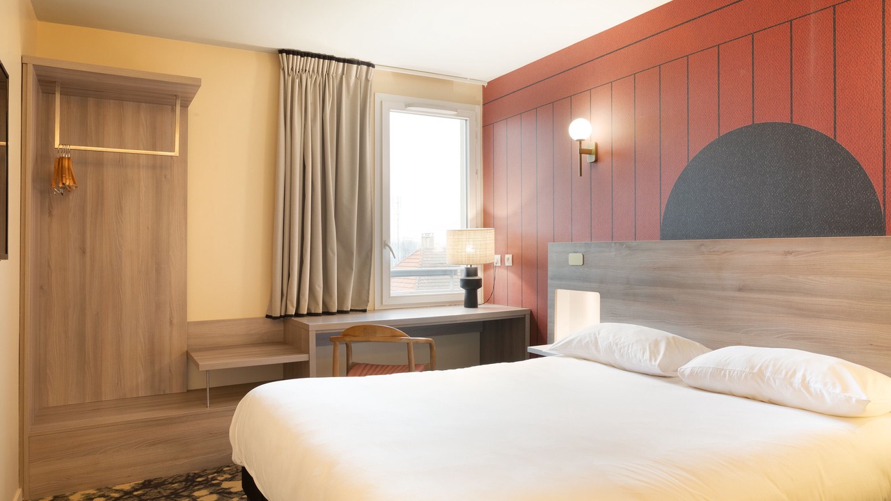 Photo of Bedroom in Saint-Cyr-l'Ecole