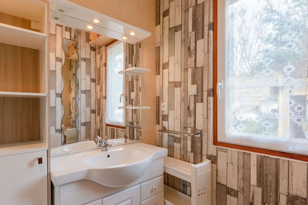 Photo of Bathroom in Saint-Laurent-sur-Mer