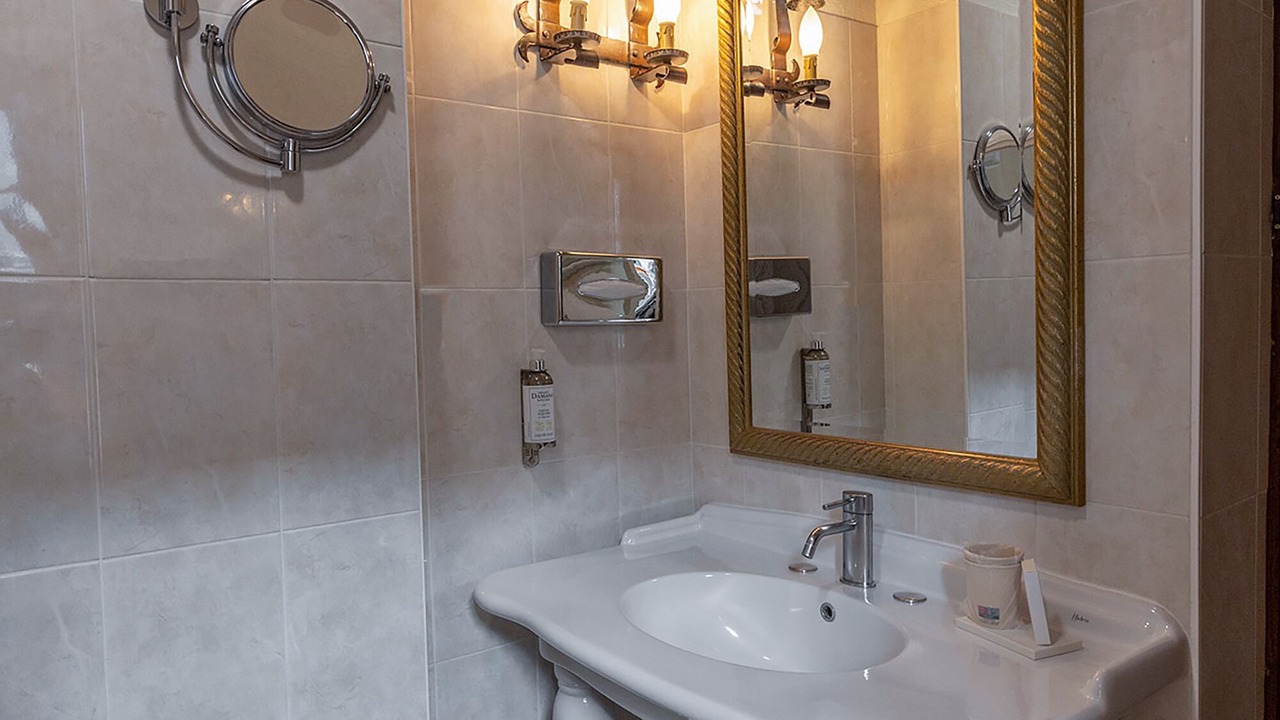 Photo of Bathroom in Crepon