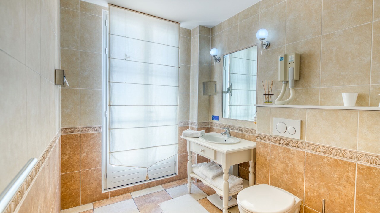 Photo of Bedroom in Comedie