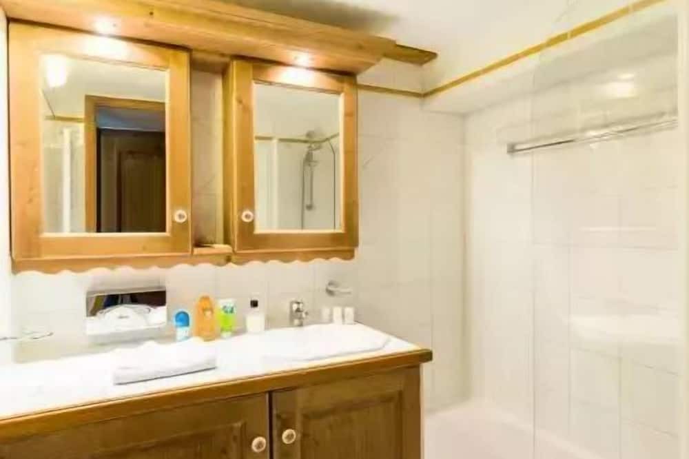 Photo of Bathroom in Arc-1800