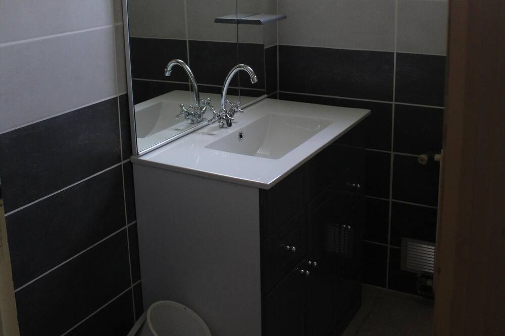 Photo of Bathroom in Montcabrier