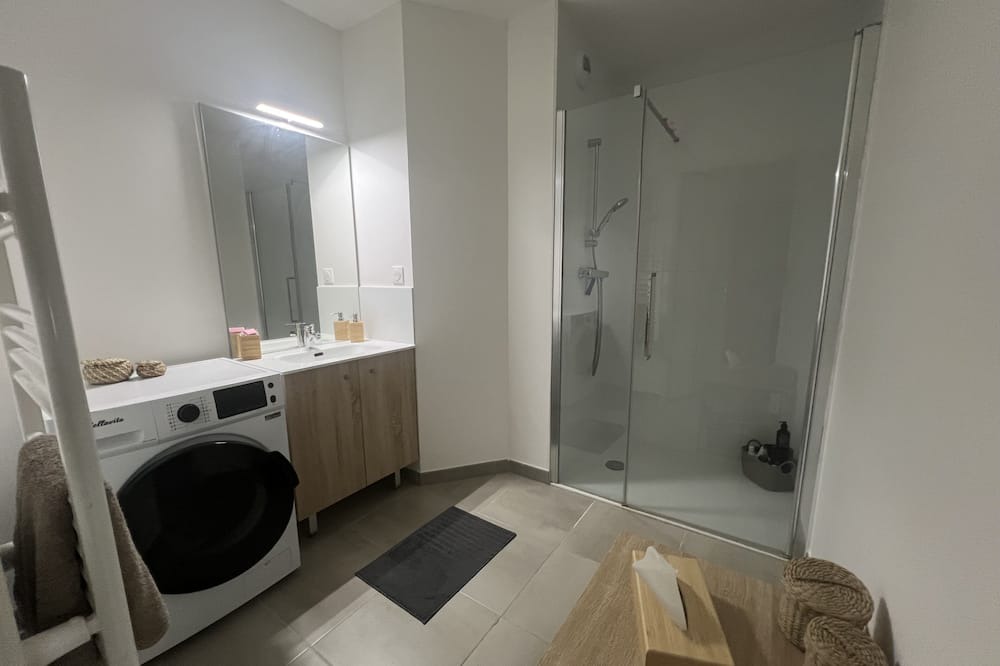 Photo of Bathroom in Cenon