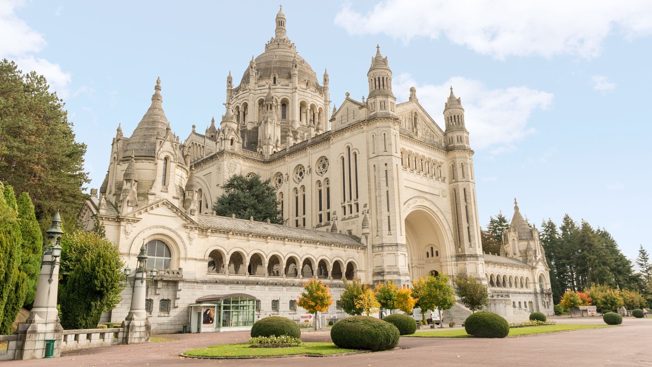 Photo of Buildings in Lisieux