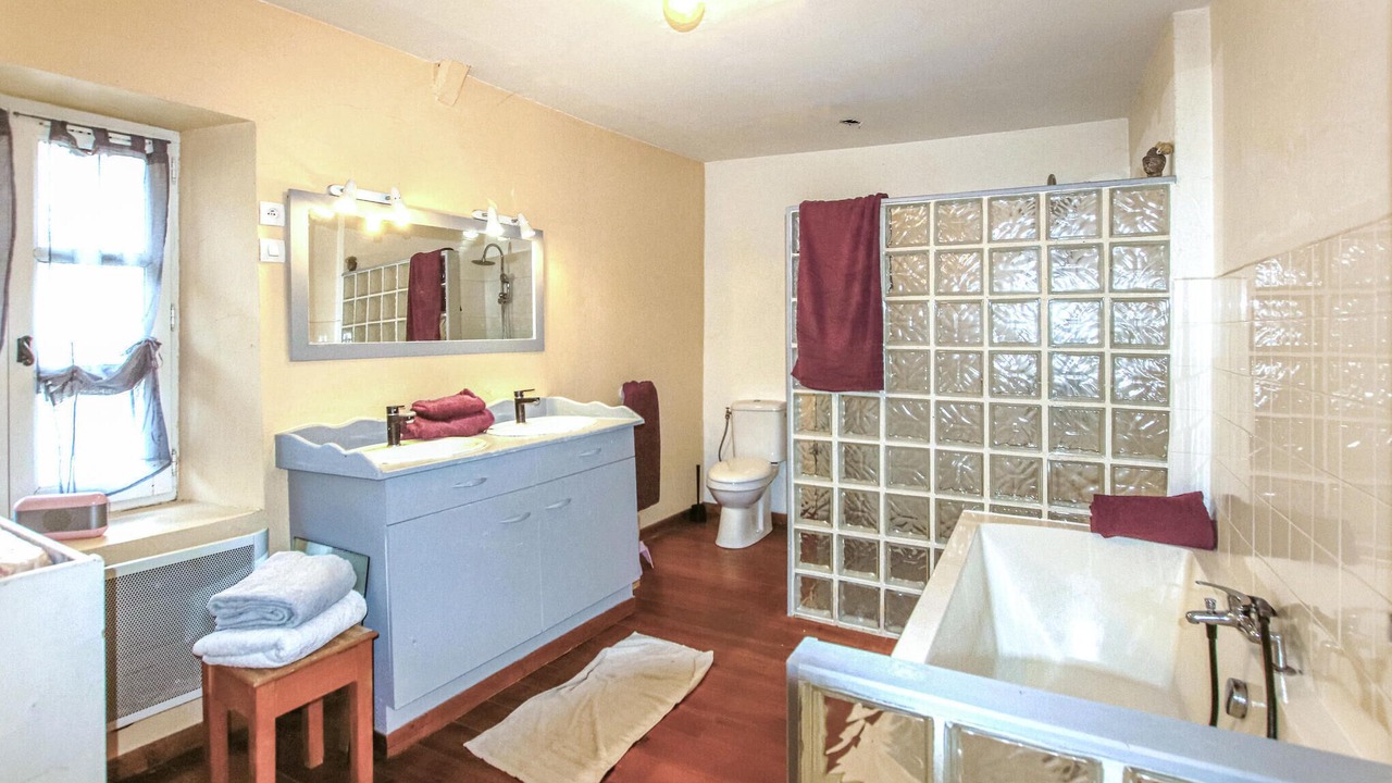 Photo of Bathroom in Barnas