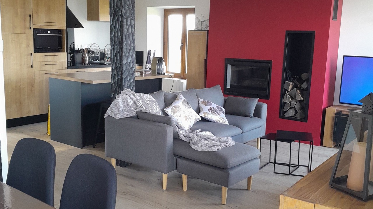 Photo of Livingroom in Confolent-Port-Dieu
