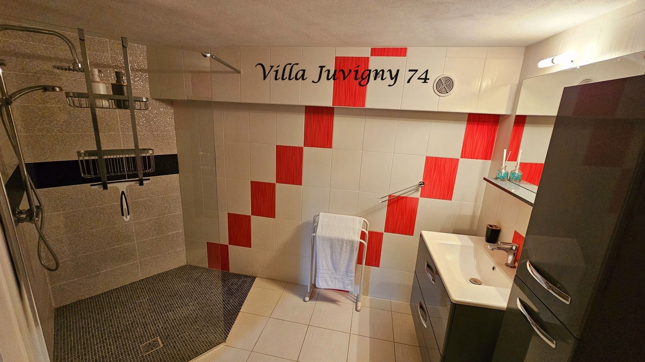 Photo of Bathroom in Juvigny