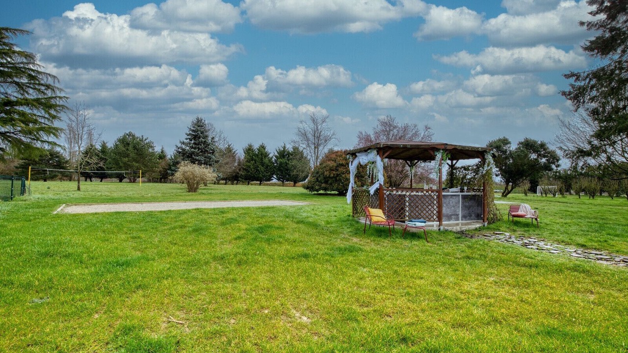 Photo of Outdoor in La Ville-aux-Clercs