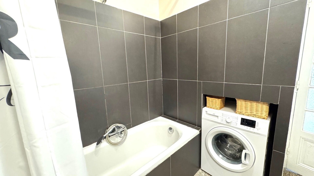 Photo of Bathroom in Musicians Quarter