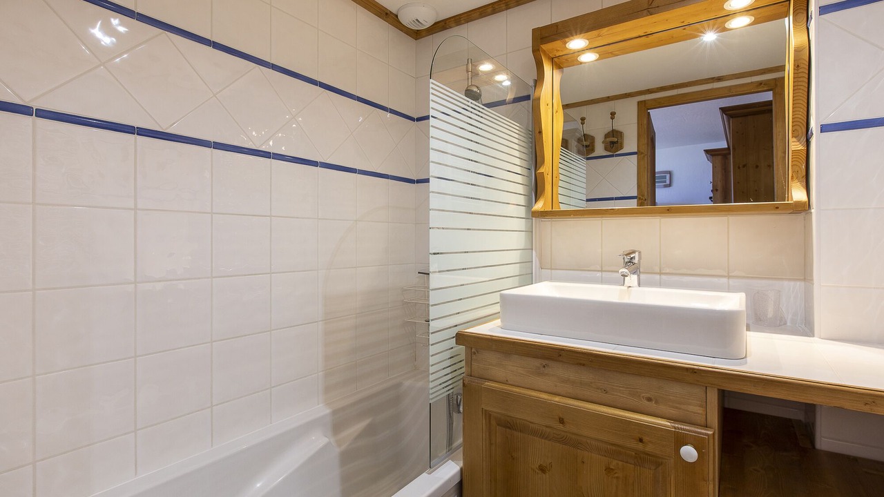 Photo of Bathroom in Arc-1800