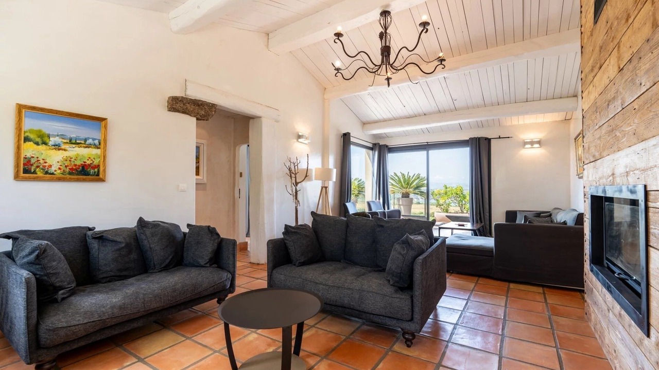 Photo of Livingroom in Bonifacio