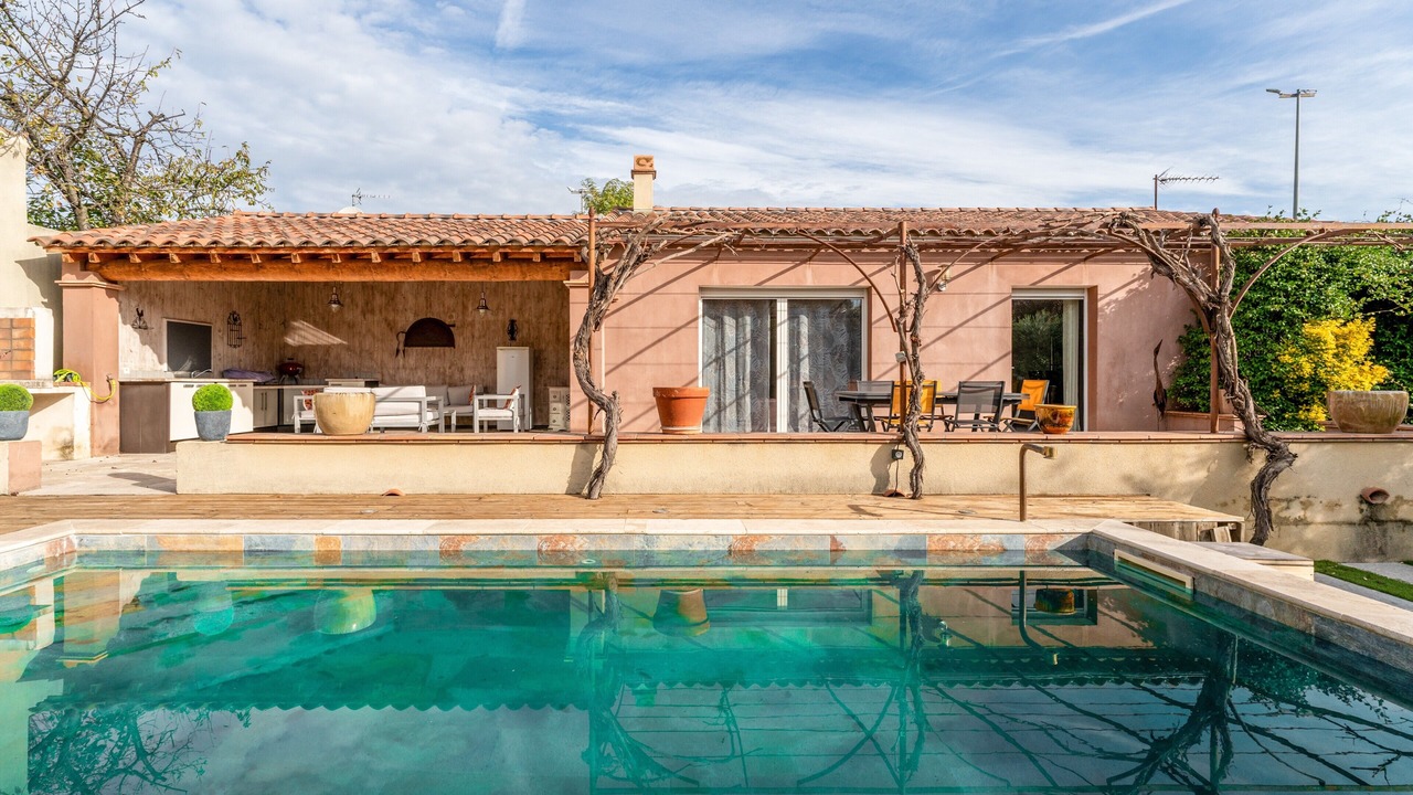 Photo of Outdoor in Orange