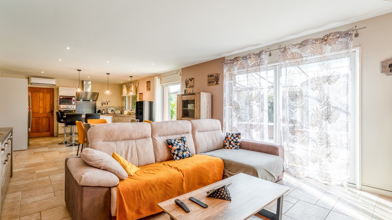 Photo of Livingroom in Orange