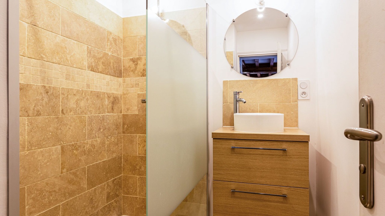 Photo of Bathroom in Commes
