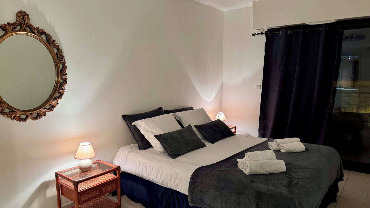 Photo of Bedroom in Prado - Republique