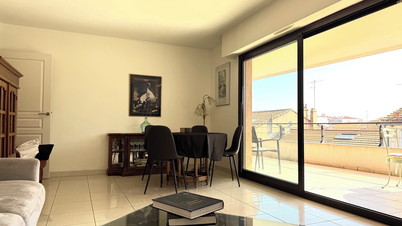 Photo of Livingroom in Prado - Republique
