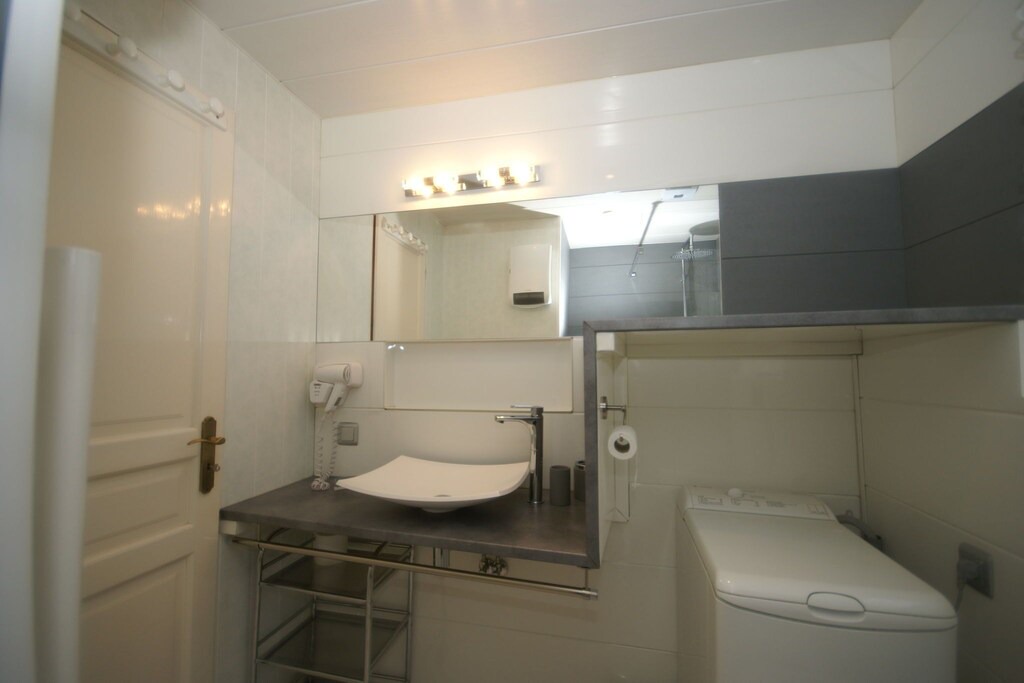 Photo of Bathroom in Ventron