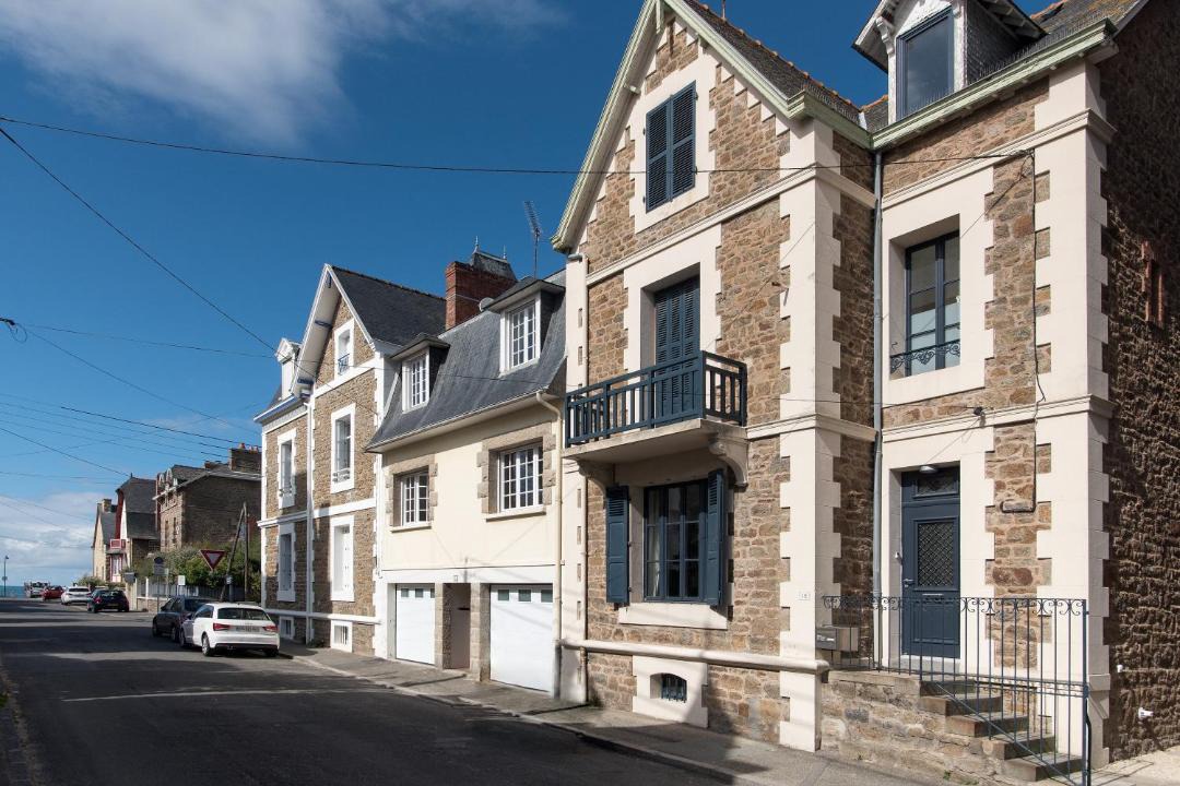 Photo of Buildings in Parame