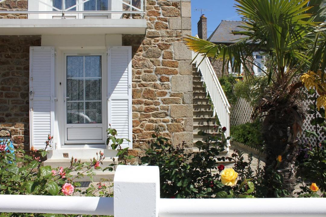 Photo of Buildings in Parame