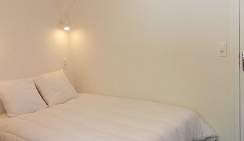 Equipped Economic Room with small bathroom