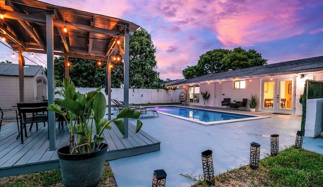 Private Pool . Fire Pit · BBQ . Family Oasis mins from Hard Rock & Beach